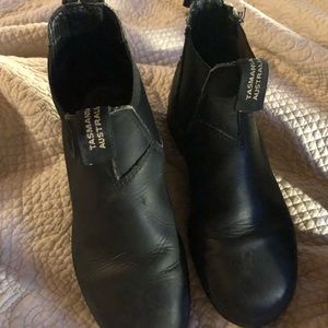 Blundstones. Black